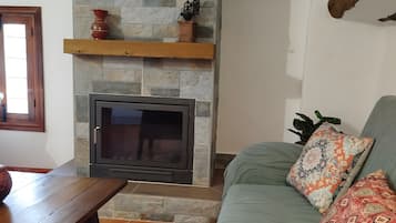 Een televisie en een open haard