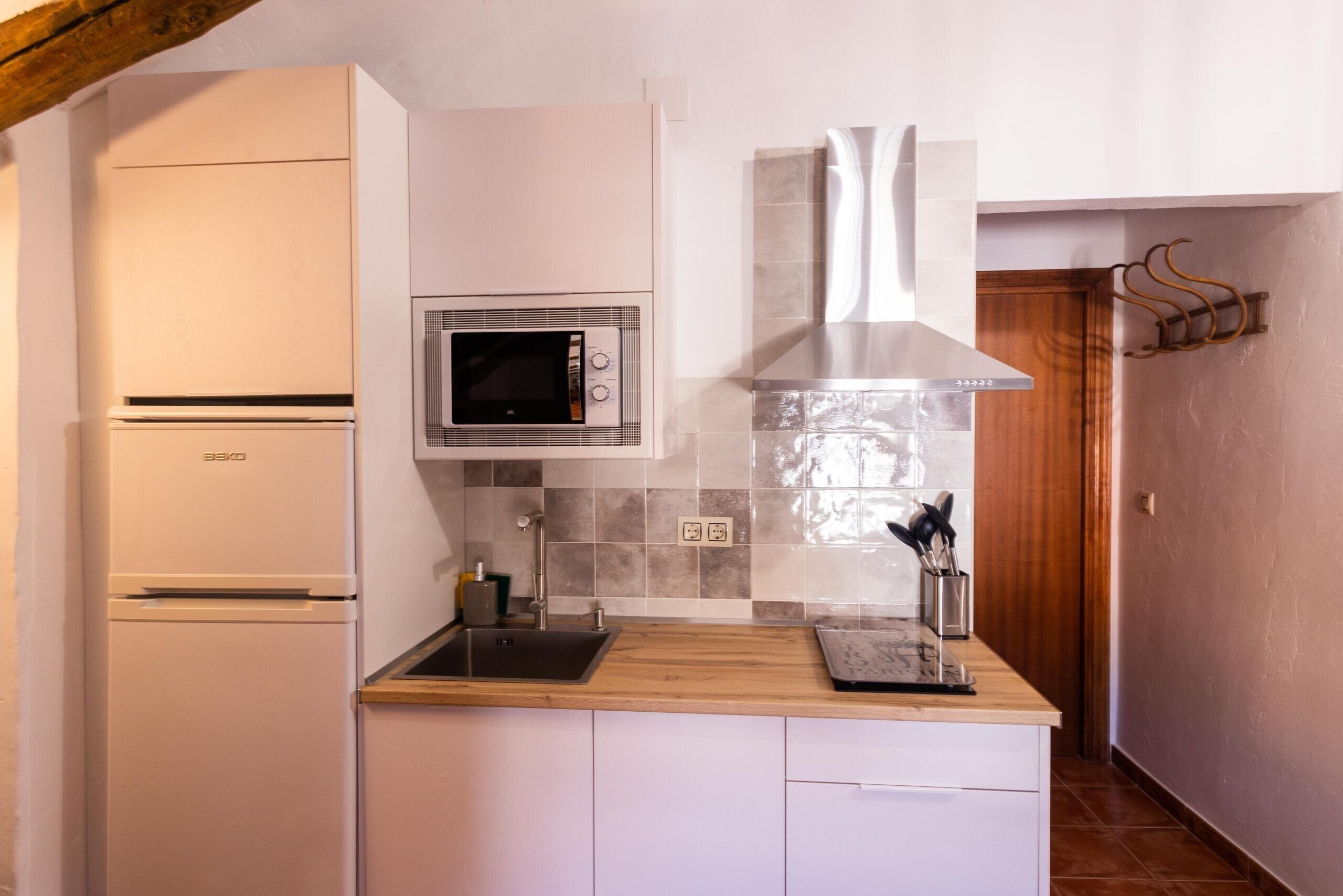 Refrigerador, microondas, parrilla de estufa y cafetera y tetera 