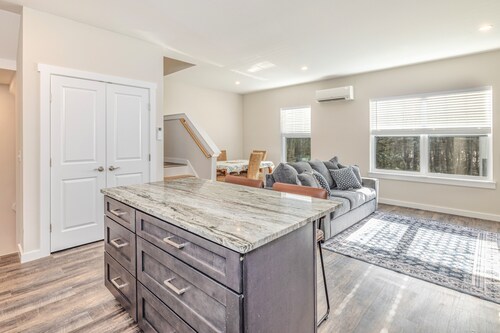 Spacious 4-bedroom condo in peaceful Niantic with AC