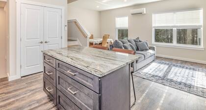 Spacious 4-bedroom condo in peaceful Niantic with AC