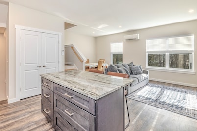 Spacious 4-bedroom condo in peaceful Niantic with AC