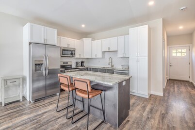 Spacious 4-bedroom condo in peaceful Niantic with AC