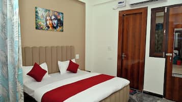 Deluxe Room | Desk, laptop workspace, iron/ironing board, free WiFi
