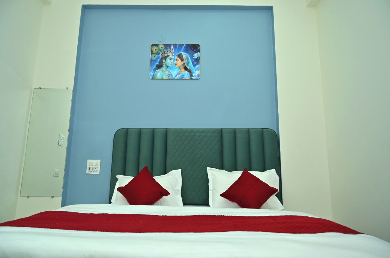 Deluxe Room | Desk, laptop workspace, iron/ironing board, free WiFi