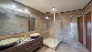 Superior Double Room, Balcony, Courtyard View | Bathroom | Slippers