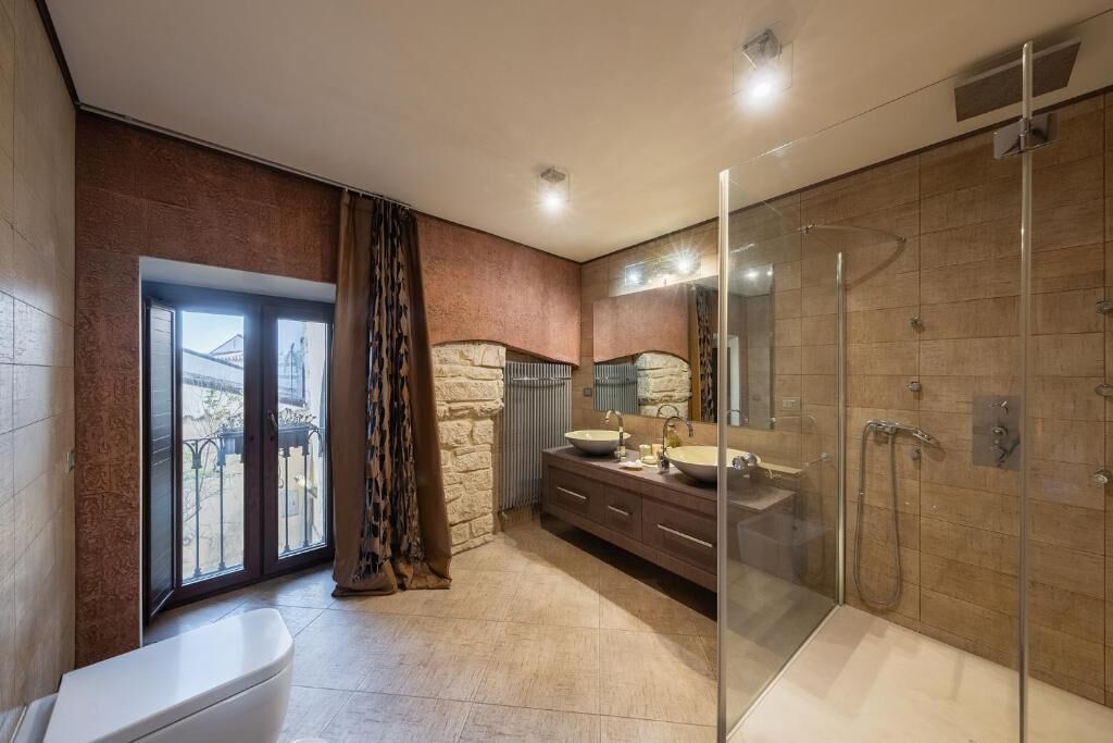 Doppia Superior, balcone, vista cortile | Bagno | Pantofole