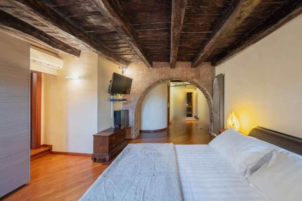 Superior Double Room, Balcony, Courtyard View | In-room safe, blackout drapes, free WiFi