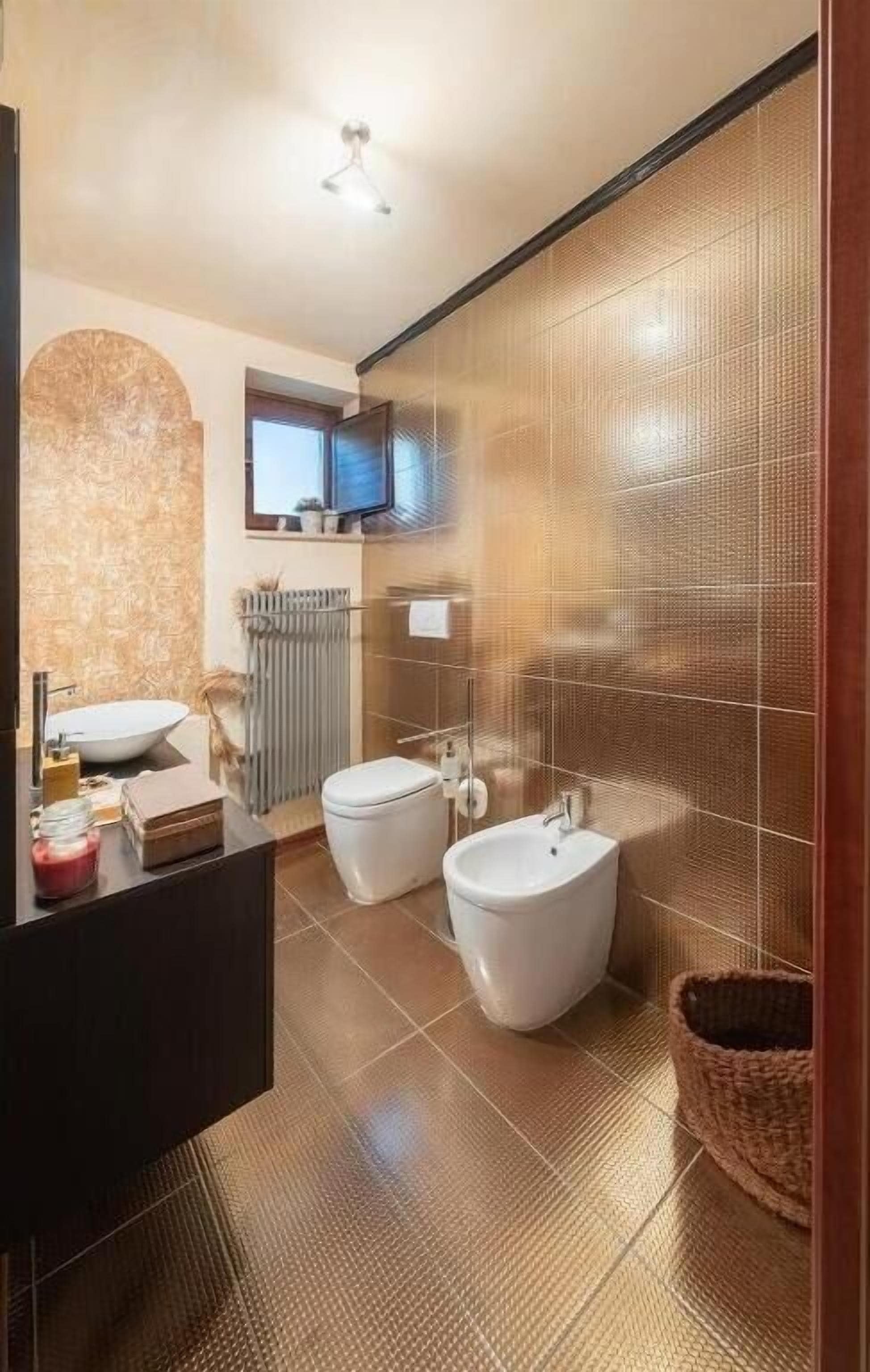 Doppia Superior, patio, vista cortile | Bagno | Pantofole