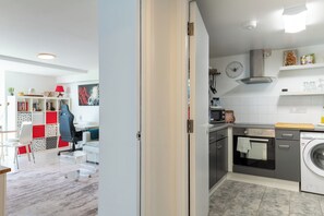 Private kitchen - Cosy Canalside Retreat in the Heart of West London (London)
