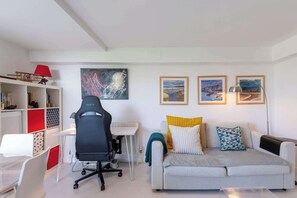 TV, stereo, offices - Cosy Canalside Retreat in the Heart of West London (London)
