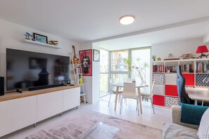 Living area - Cosy Canalside Retreat in the Heart of West London (London)