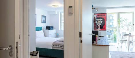 Iron/ironing board, internet, bed sheets