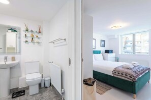Shower, hair dryer, shampoo - Cosy Canalside Retreat in the Heart of West London (London)
