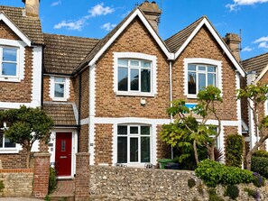 A row of terraced houses with brick facades, white window frames, and a red door. - Downs Gate Cottage, Meads Village - Coast & South Downs On Your Doorstep (Eastbourne)