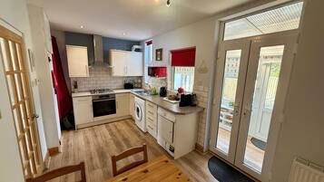 Fridge, microwave, oven, coffee/tea maker