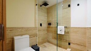 Un bagno moderno con doccia vetrata, toilette e lavabo.