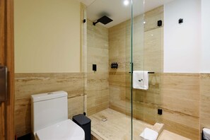 Ein modernes Badezimmer mit einer Duschkabine, einer Toilette und einem Waschbecken.