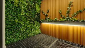 Una stanza con una parete verde, un rivestimento in legno e un pavimento a griglia metallica.