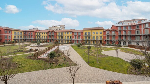 A courtyard with a central pathway, surrounded by multi-story buildings with balconies. - w Luxury 5BR Retreat Near Navigli (Milan)