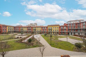 A courtyard with a central pathway, surrounded by multi-story buildings with balconies. - w Luxury 5BR Retreat Near Navigli (Milan)