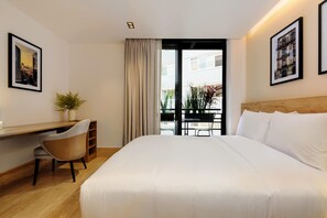 A hotel room with a bed, desk, chair, and a view of the outside. - w Engaging Loft w/ Balcony in Parque Mexico (Mexico City)