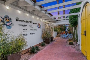 A hotel entrance with a sign indicating a lounge area, pool, and rooms 1-11. - Spirit of Sofia 12bd (Palm Springs)