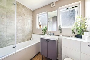 Shower, hair dryer, towels, shampoo - The Explorer's Home (Greater London)