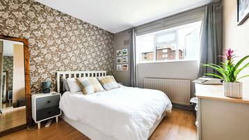 2 bedrooms, desk, iron/ironing board, WiFi