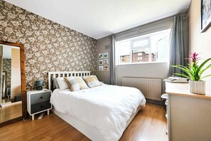 2 bedrooms, desk, iron/ironing board, WiFi - The Explorer's Home (Greater London)