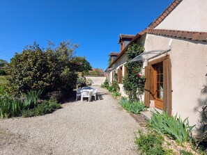 Outdoor dining - Peaceful house near La Châtre (Aigurande)