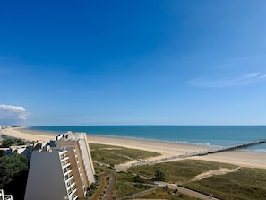A coastal view with a beach, a pier, and buildings in the foreground. - Studio sea view, pets allowed (Saint-Jean-de-Monts)