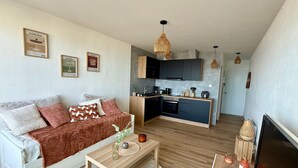 Un apartamento moderno con sala de estar, cocina y comedor.