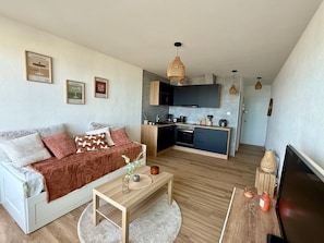 A modern apartment with a living room, a kitchen, and a dining area. - Studio sea view, pets allowed (Saint-Jean-de-Monts)