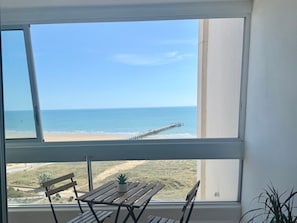 A balcony with a view of the beach and pier. - Studio sea view, pets allowed (Saint-Jean-de-Monts)