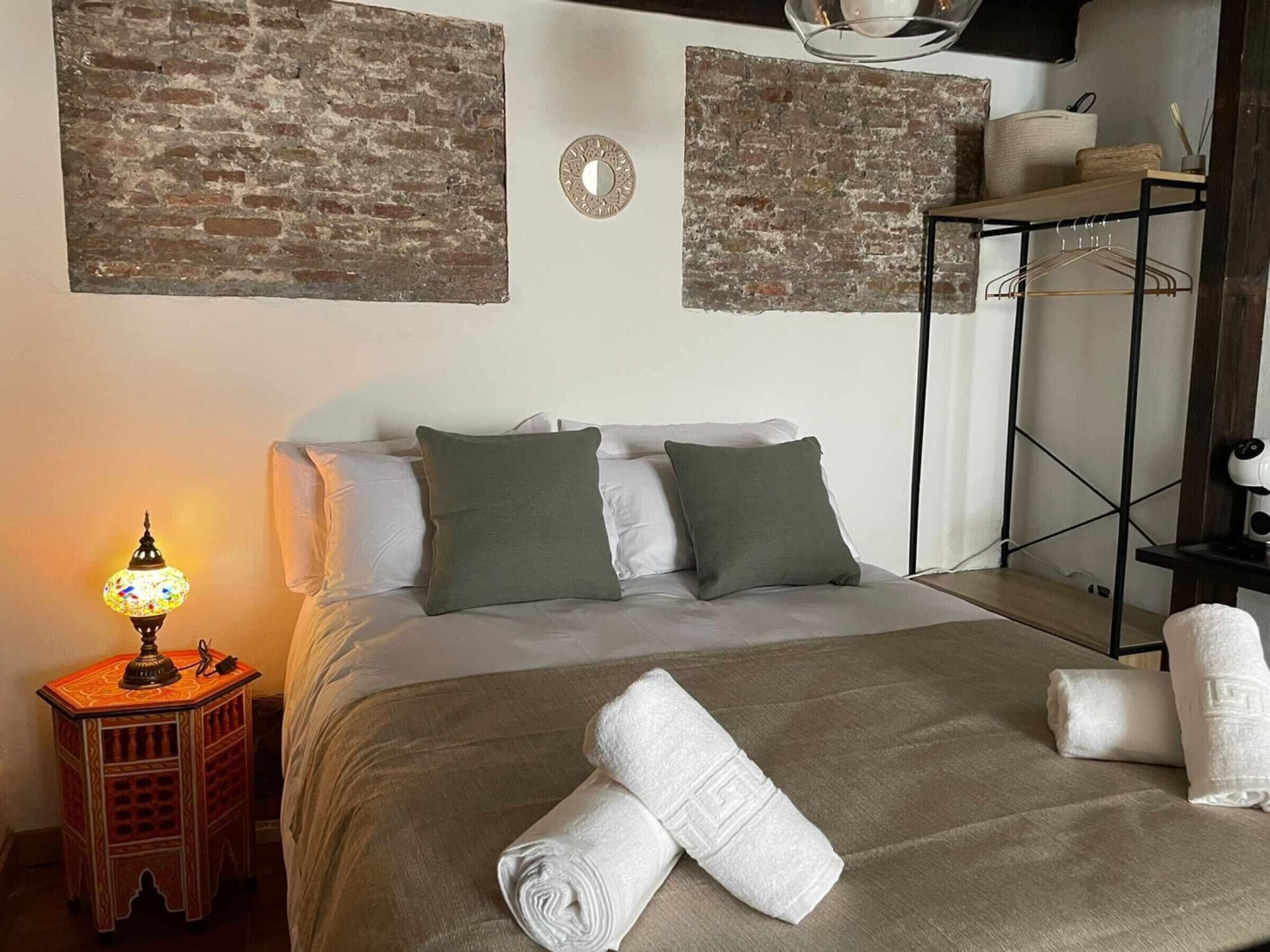 Free WiFi, bed sheets