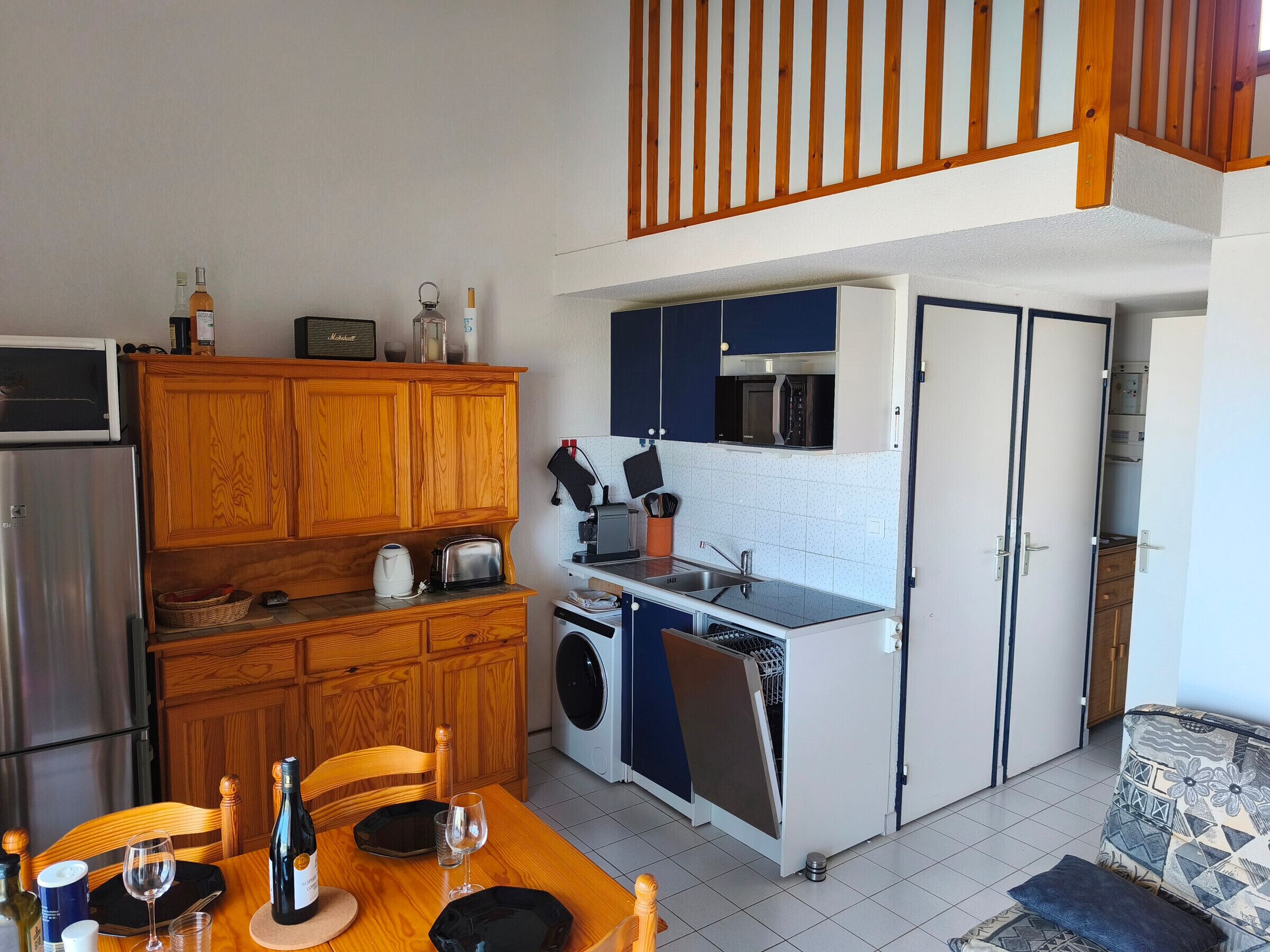 Refrigerador, microondas, placa de cocina, lavavajillas