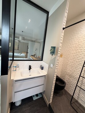 Bathroom - Vrbo Property (Pornic)