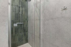 Douche, sèche-cheveux, serviettes fournies, shampoing