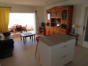 TV - Beautiful 2-bedroom apartment with pool, terrace, and parking in Roses (Roses)