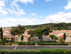 A residential area with houses, a street, and a hill in the background. - Peaceful studio near beach - 4 guests (Narbonne)