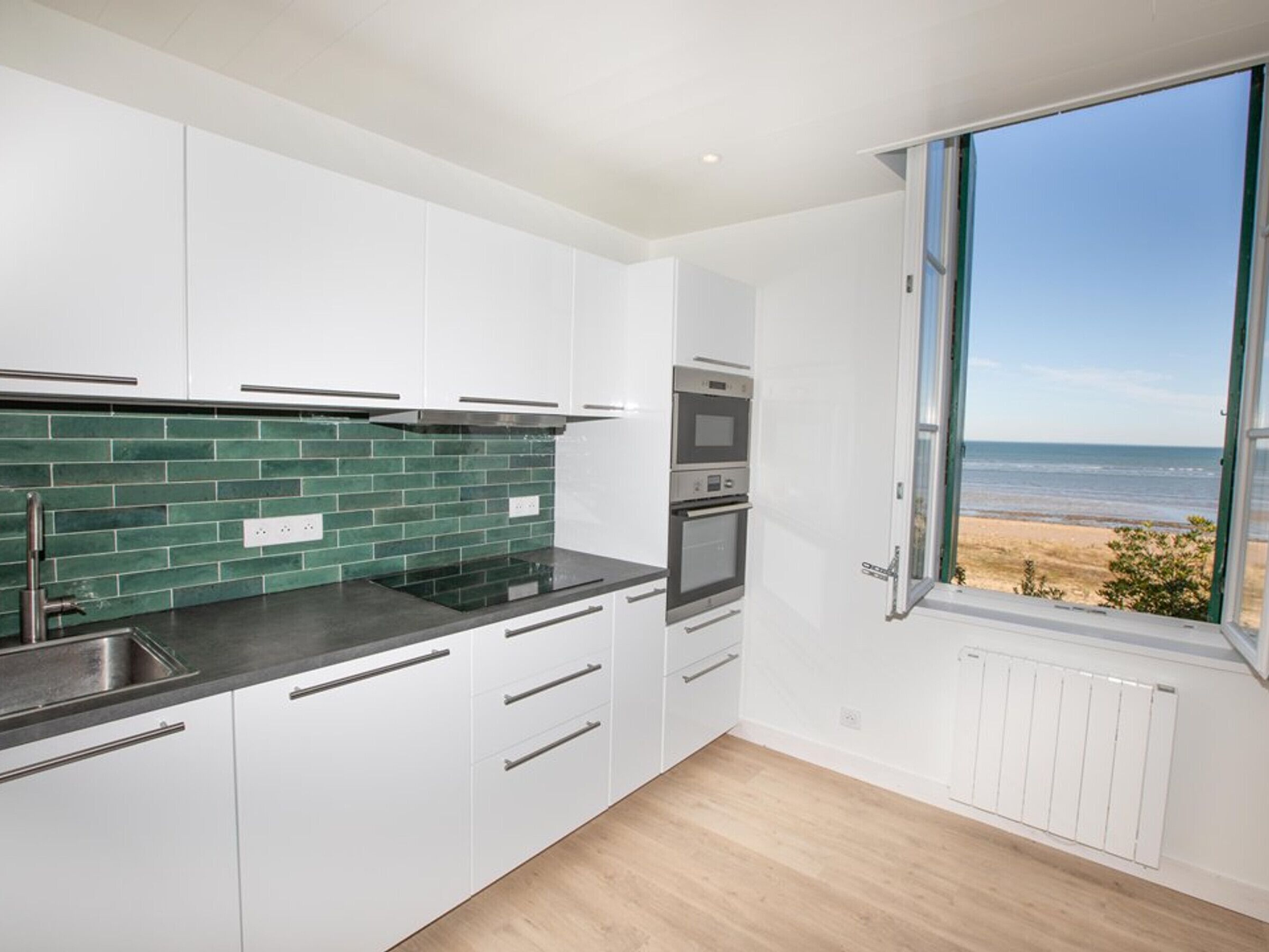 Fridge, oven, stovetop, coffee/tea maker