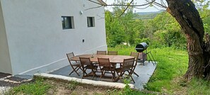Outdoor dining - Vrbo Property (Valaurie)
