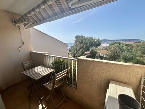 Outdoor dining - T1 Apartment, lagoon view, AC - 2 guests (Balaruc-les-Bains)