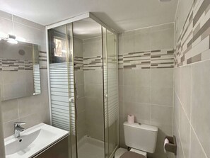 Bathroom - T1 Apartment, lagoon view, AC - 2 guests (Balaruc-les-Bains)
