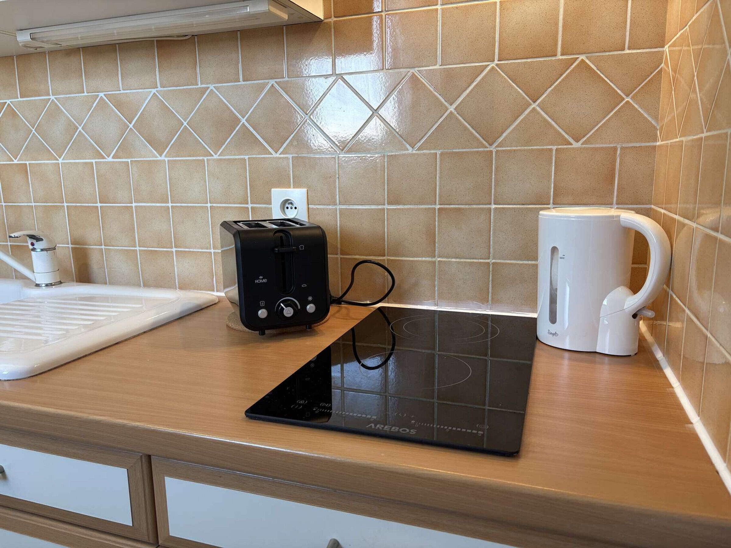 Frigorífico, microondas, placa de cocina y cafetera o tetera