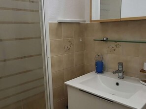 Bathroom - Functional studio 18m², parking, near shops and beaches (Bormes-les-Mimosas)