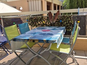 Outdoor dining - Functional studio 18m², parking, near shops and beaches (Bormes-les-Mimosas)