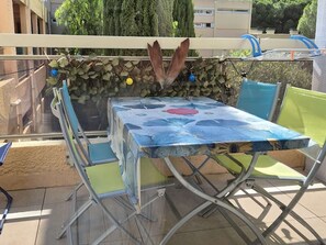 Outdoor dining - Functional studio 18m², parking, near shops and beaches (Bormes-les-Mimosas)