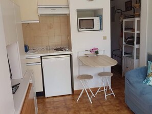 Microwave, oven, stovetop, coffee/tea maker - Functional studio 18m², parking, near shops and beaches (Bormes-les-Mimosas)