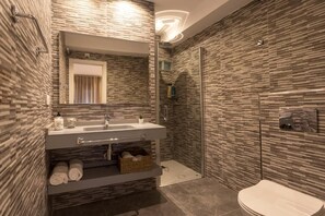 Doppelzimmer, Balkon, Stadtblick | Badezimmer
